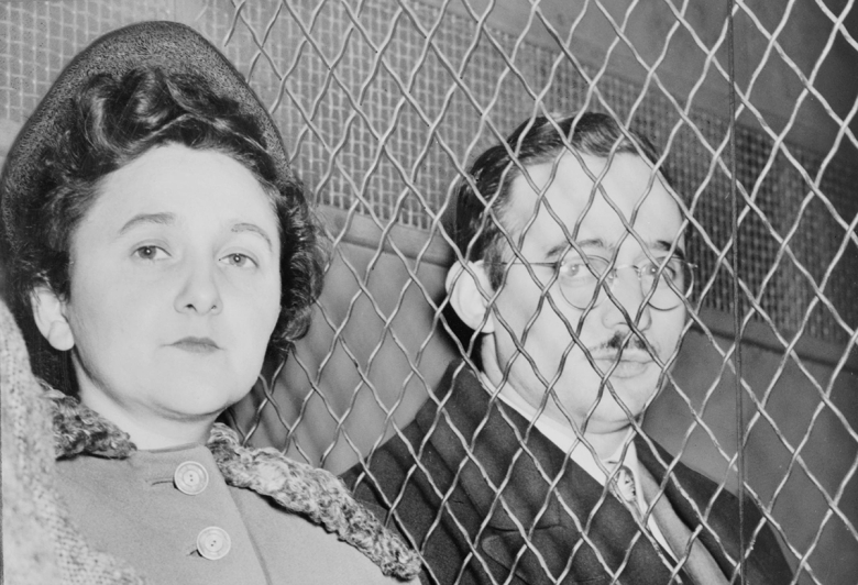Самые известные жертвы кампании маккартизма в США — супруги Розенберг. На фото: Джулиус и Этель Розенберг сразу после вынесения смертного приговора, 5 апреля 1951 года