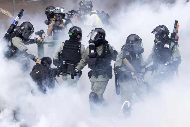 Столкновения полиции и протестующих у Политехнического университета в Гонконге, 2019 год. Фото: Ng Han Guan / AP / TASS