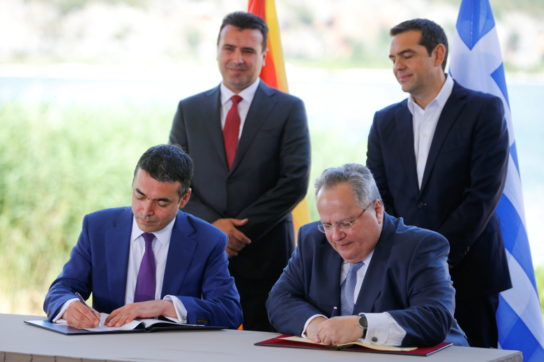 Главы МИД Греции и Македонии подписывают соглашение о новом имени бывшей югославской республики