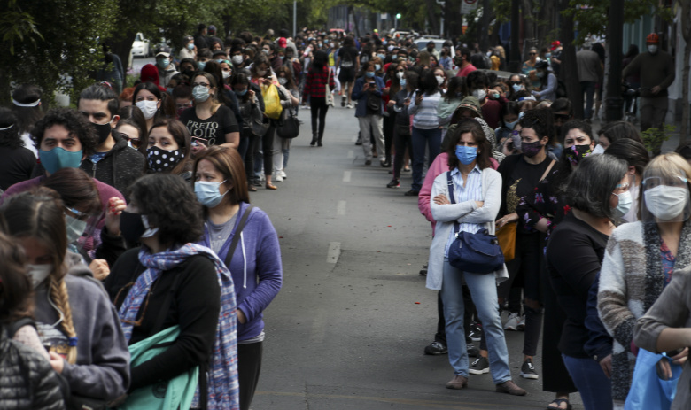 Люди выстроились в очередь для голосования по изменениям в Конституции, Чили. Фото:  Esteban Felix / AP / TASS
