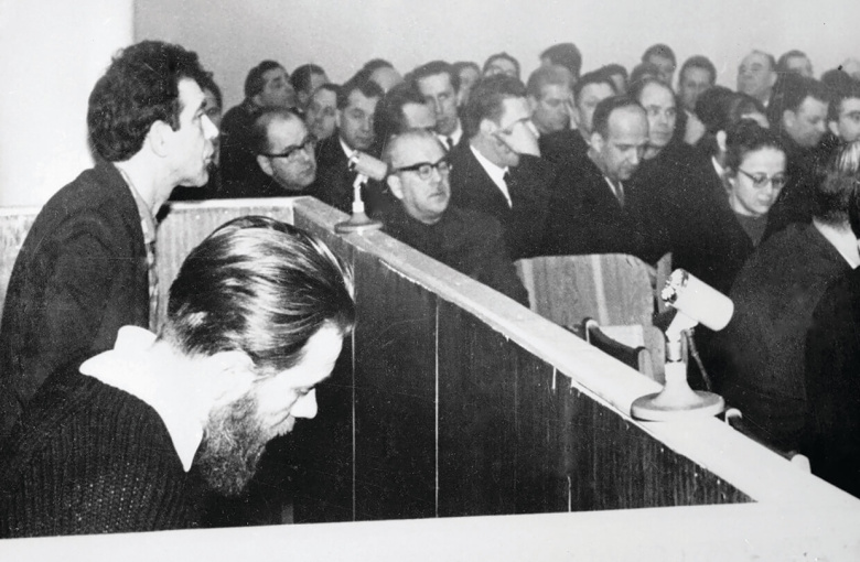 Андрей Синявский (на переднем плане) и Юлий Даниэль на скамье подсудимых. Москва, 10–14 февраля 1966