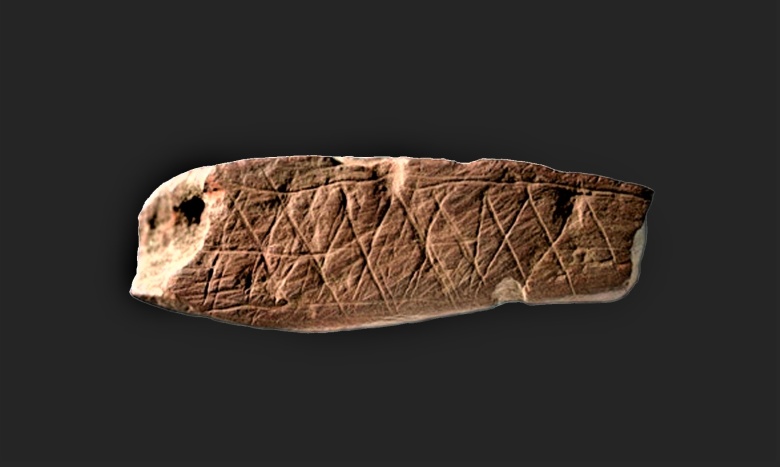 Небольшой камень с четкими, намеренно сделанными рисунками, найденный в пещере Бломбос в Южной Африке, считается первым убедительным доказательством использования символического мышления в человеческом общении. Этому артефакту примерно 100 000 лет.