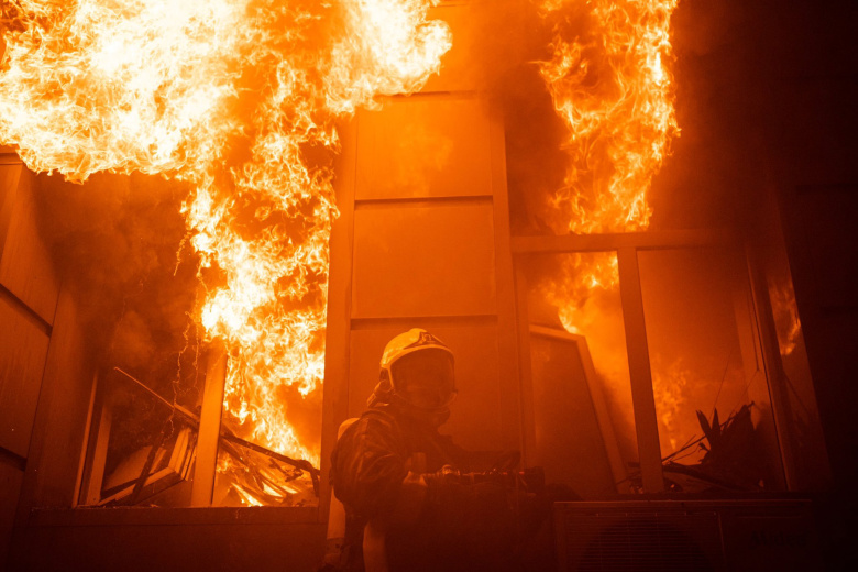 Одесса, 20 июля 2023 года. Пожарный у административного здания, загоревшегося из-за попадания российской ракеты