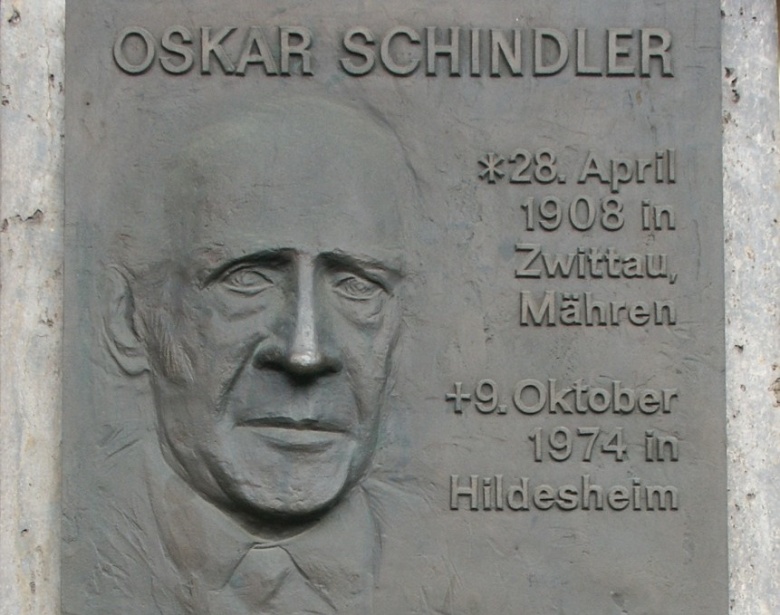 Оскар Шиндлер. Мемориальная доска (фрагмент). Фото: Nelson Correia // Wikimedia Commons