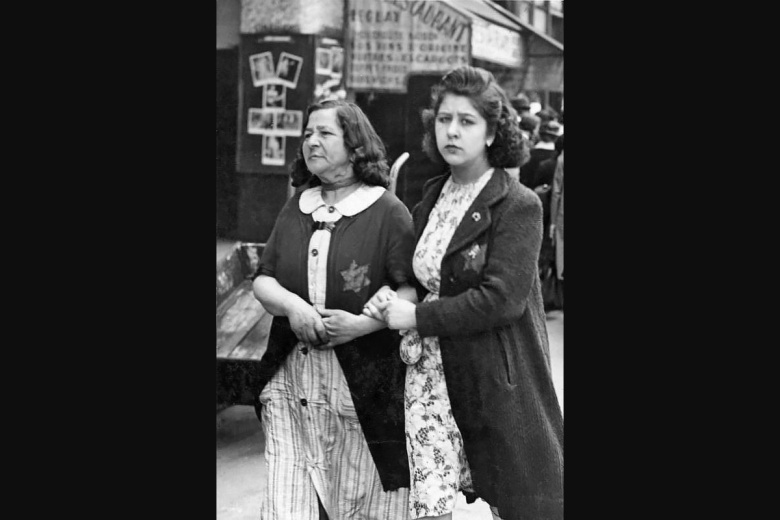 Две еврейки в оккупированном Париже с желтой Звездой Давида, нашитой на одежду, в июне 1942 года, за несколько недель до массовых арестов
