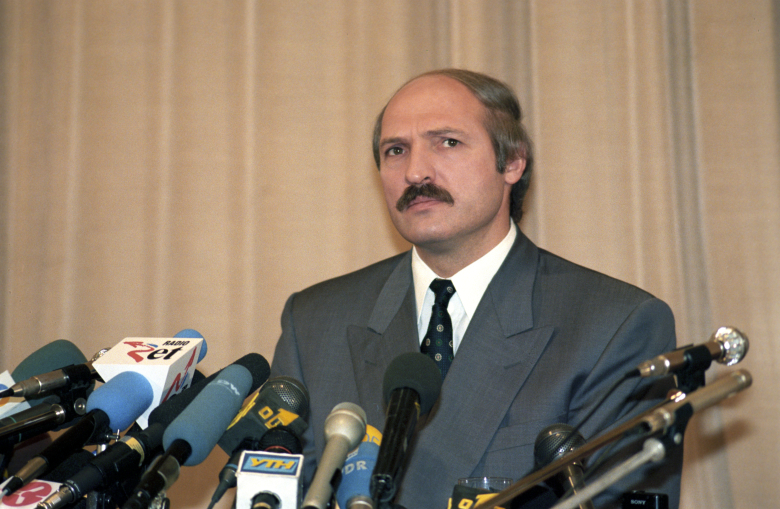 Александр Лукашенко выступает на пресс-конференции, посвященной итогам референдума по вопросам Конституции, 24 ноября 1996 года. Фото: Ю. Иванов / РИА Новости