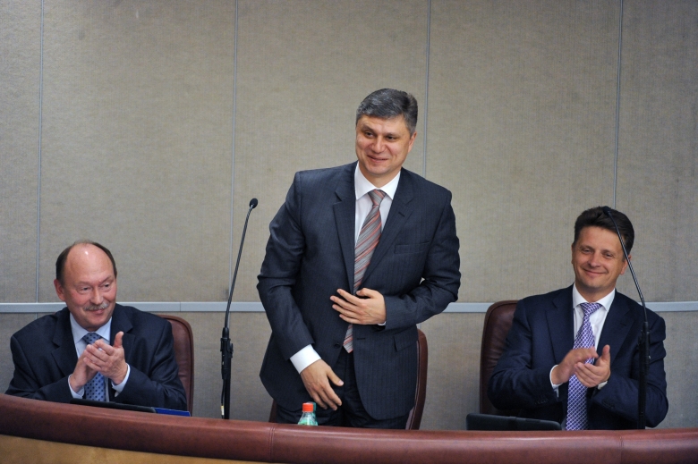 Первый заместитель министра транспорта Олег Белозеров (в центре) на заседании Государственной думы России