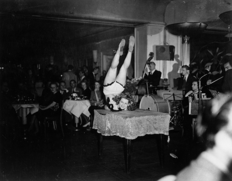 Немецкая танцовщица в берлинском Femina Club, 1945 год