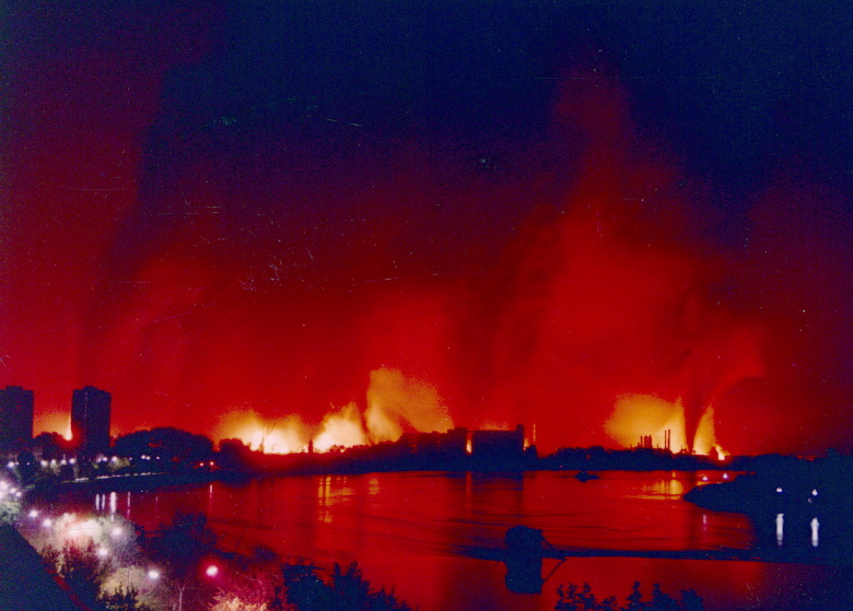 Бомбардировка Югославии силами НАТО. Горящий нефтеперерабатывающий завод NIS в Нови-Саде, 24 марта 1999 года