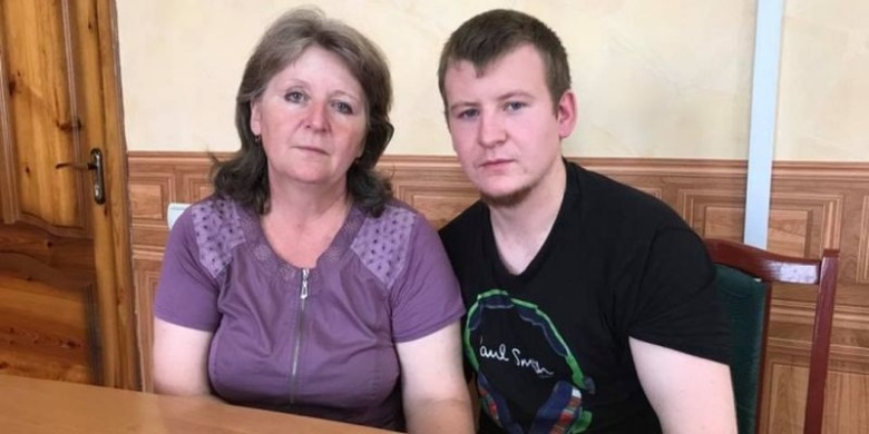 Виктор Агеев с матерью. Фото: Павел Каныгин / Новая газета