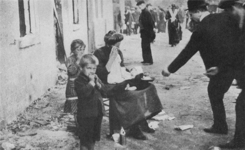 Вдова с детьми побирается на улице (Англия, около 1919)