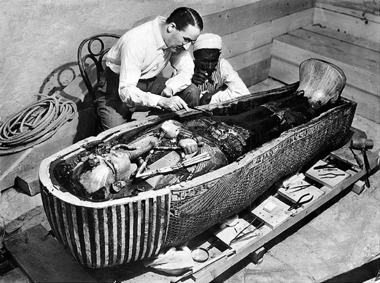 Говард Картер изучает внутренний саркофаг фараона Тутанхамона