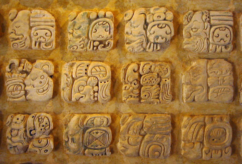 Иероглифы майя из "Храма надписей" в Паленке, VII–VIII вв. Национальный музей антропологии, Мехико