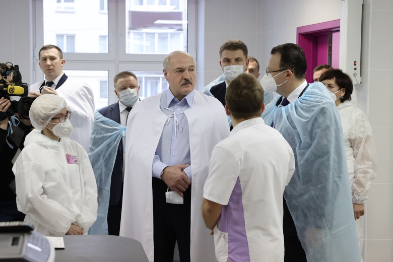 Александр Лукашенко во время посещения Городского центра трансфузиологии. Фото: Максим Гучек / БелТА / РИА Новости
