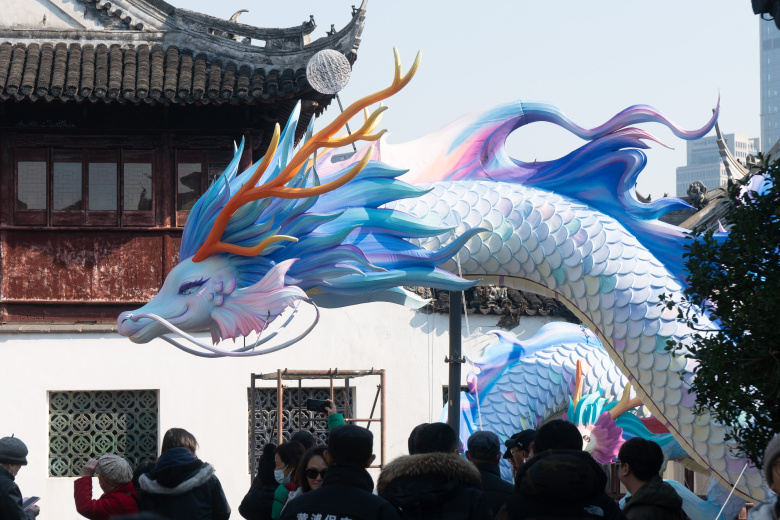 Фестиваль фонарей года Дракона в саду Ю в Шанхае, Китай, 25 декабря 2023 года