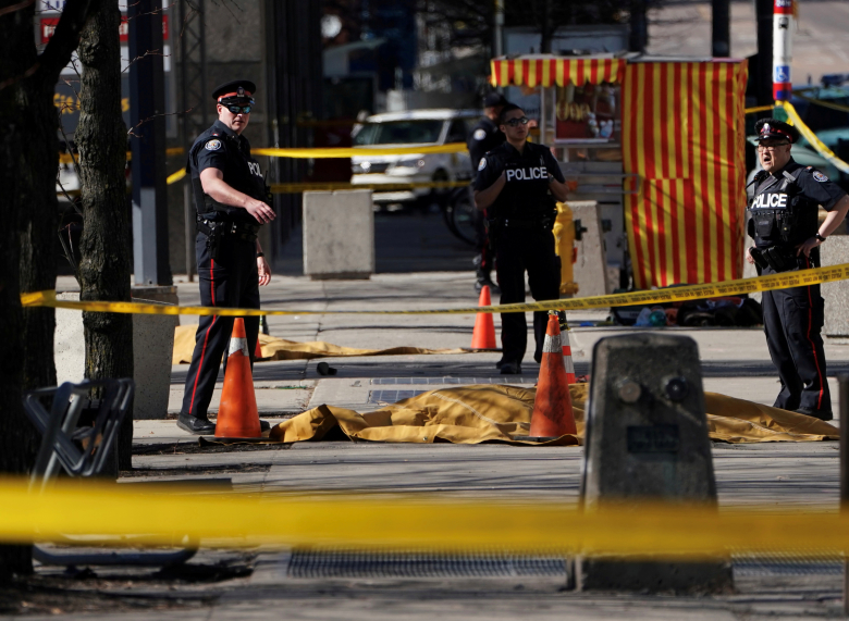 Полицейские на месте наезда грузовика на пешеходов в Торонто. Фото: Reuters