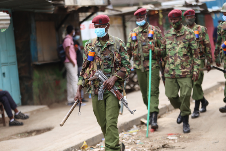 Полиция патрулирует улицы Найроби, где были беспорядки из-за ограничения передвижения на фоне пандемии. Фото: Billy Mutai / SOPA Images / ZUMA Wire / TASS