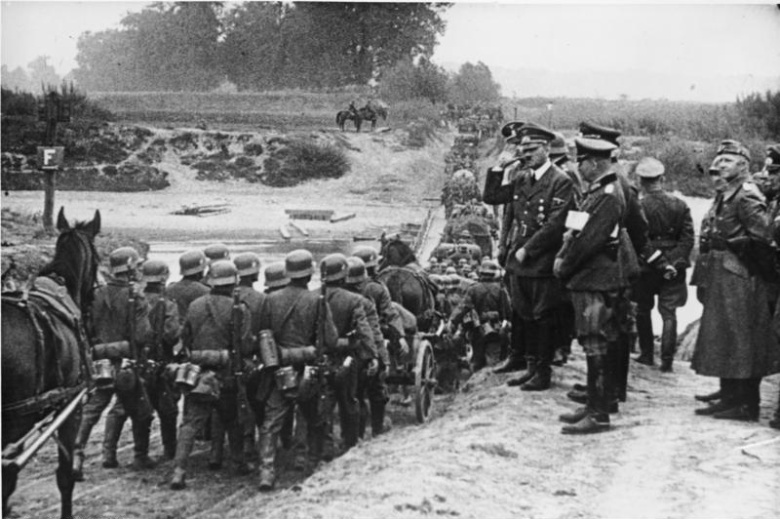 Адольф Гитлер приветствует немецкие войска во время вторжения в Польшу. Сентябрь 1939 года
