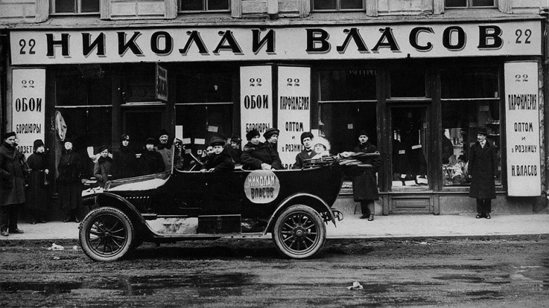 Нэпман Николай Власов в автомобиле перед собственным магазином. Фото: wikipedia.org