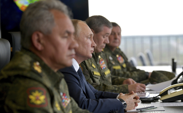 Владимир Путин и военное руководство РФ