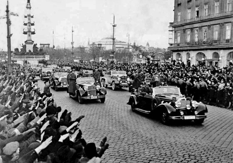 Жители Вены приветствуют Адольфа Гитлера, март 1938. Фото: Bundesarchiv / CC-BY-SA, CC BY-SA 3.0 / Wikipedia