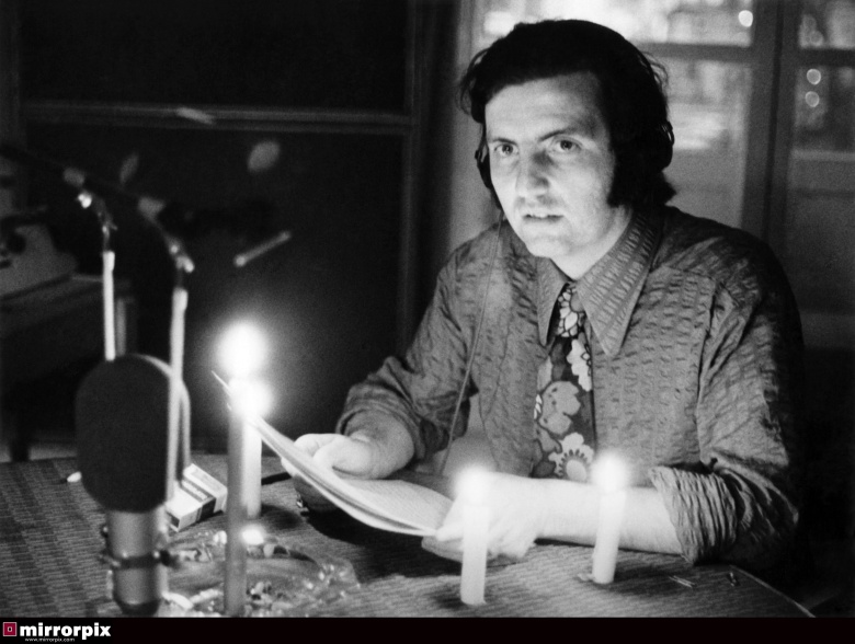 Радиоведущий Алан Роджерс при свечах читает новости об энергетическом кризисе, февраль 1972 года