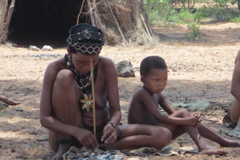 Мать и ребенок народа кунг. Пустыня Калахари, Намибия