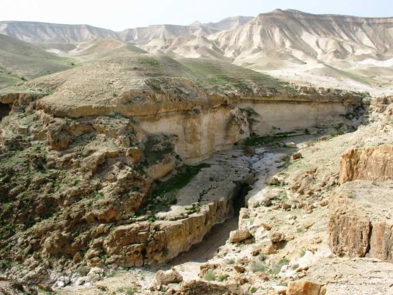 Ущелье Нахаль Дарга в Иудейской пустыне. В этом районе находится Пещера ужаса, в которой были сделаны уникальные находки