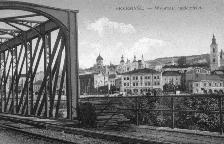 Железнодорожный мост через реку Сан в городе Перемышль. После того, как Гитлер и Сталин в 1939 г. оккупировали Польшу, река стала частью новой советско-германской границы. Вид на левый (в 1939–1941 гг. — советский) берег Сана.