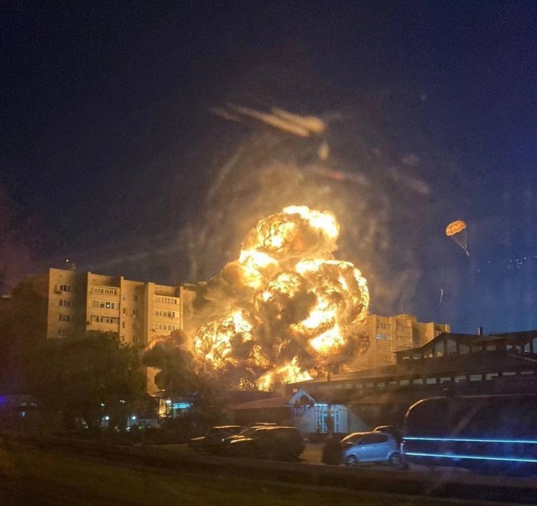Момент взрыва самолета Су-34 в Ейске