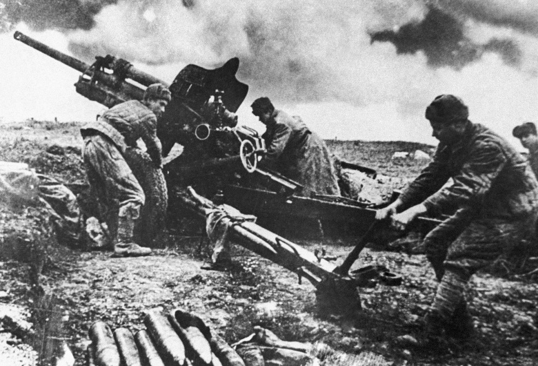 Советские артиллеристы ведут огонь по врагу в боях за Керчь. Репродукция из городского музея / ИТАР-ТАСС