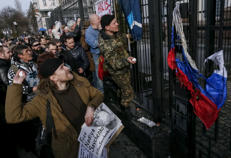 Протестующие забрасывают яйцами посольство России в Киеве.