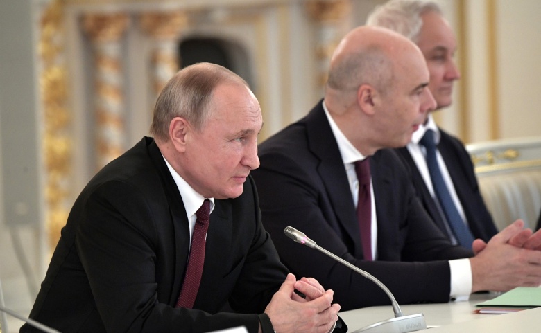 Владимир Путин и замглавы его администрации Сергей Кириенко на встрече с бизнесом