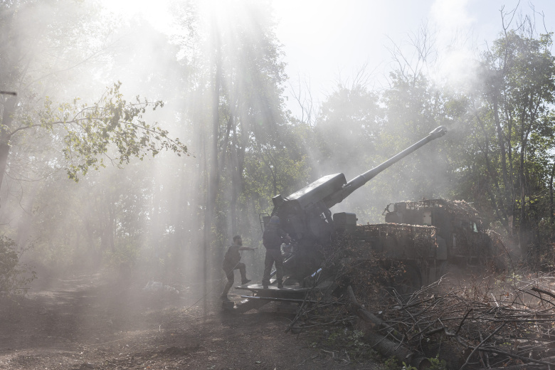 Украинские солдаты готовят украинскую артиллерию «Богдана» к атаке российских позиций на своей артиллерийской позиции в направлении Торецка, Украина, 31 августа 2025 года