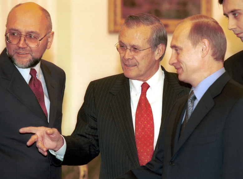 Переводчик Алексей Собченко (слева) на встрече Дональда Рамсфельда и Владимира Путина