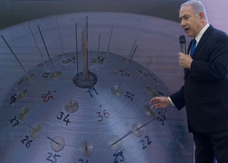 Биньямин Нетаньяху на пресс-конференции, в ходе которой он обвинил руководство Ирана в тайной разработке ядерного оружия. Фото: Sebastian Scheiner / AP / ТАСС