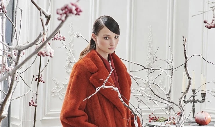 Алена Ахмадуллина - одна из немногих модных дизайнеров, по-прежнему работающих с натуральным мехом. На фото - коллекция для сети «Снежная королева»