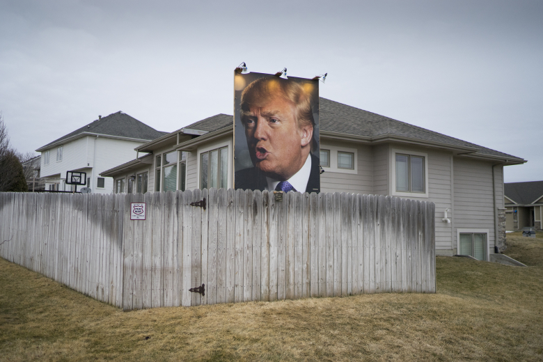 Билборд с изображением Дональда Трампа у одного из его сторонников в штате Айова.
