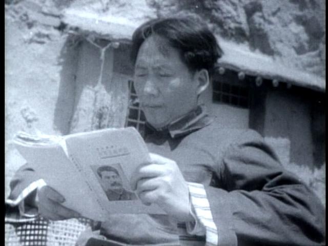 Мао Цзэдун читает Сталина, Яньань, конец 30-х годов.