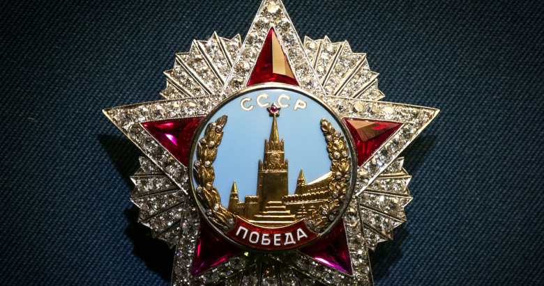 Выставка "Память о Победе. Награды Второй мировой войны" в Парадном вестибюле Оружейной палаты Московского Кремля.