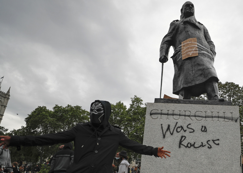 Памятник Уинстона Черчиля с надписью вандалов. Фото: Frank Augstein / AP / TASS