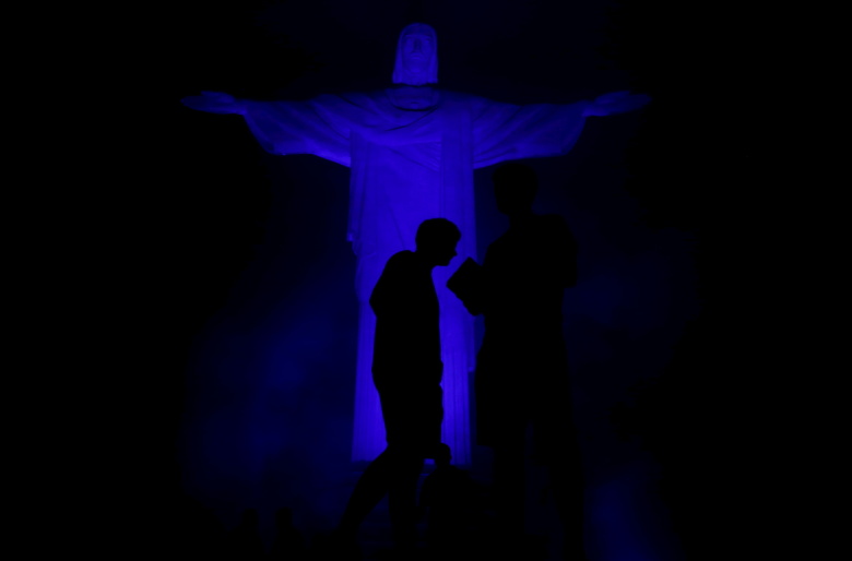 Статуя Христа во время акции “Зажги синим”. Фото: Pilar Olivares / Reuters