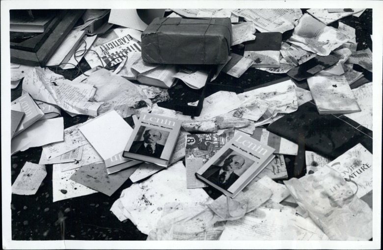 Сочинения Ленина на полу разгромленного магазина марксистской литературы в Джакарте, конец 1965 г.