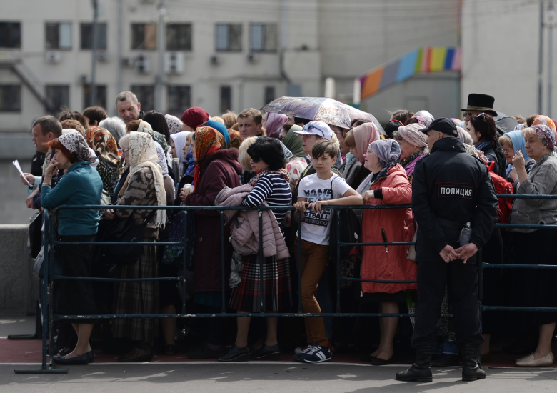 Верующие стоят в очереди к мощам святителя Николая Чудотворца. Фото: Валерий Мельников / РИА Новости