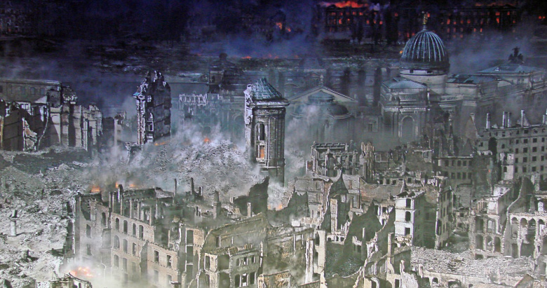 Дрезден утром 14 февраля 1945 года. Высокая руина в центре — остатки церкви Фрауэнкирке; она продолжает гореть. (Фрагмент панорамы 'Dresden 1945' художника Ядегара Асизи, 2015, выставленной в дрезденском Панометре)