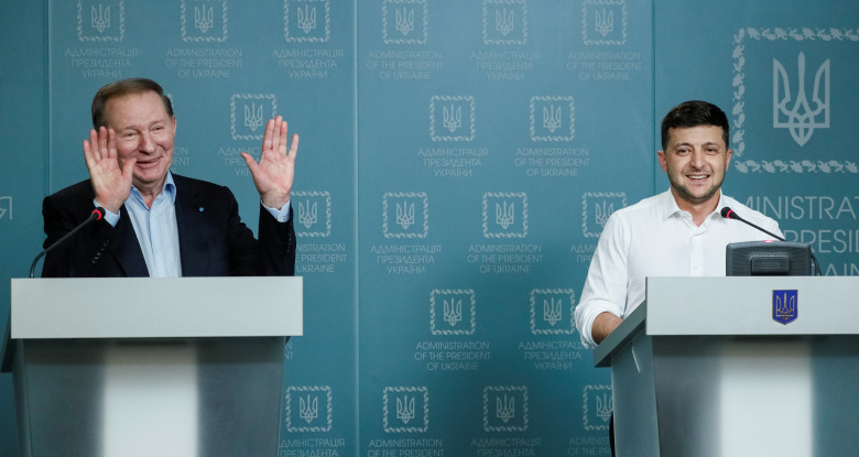 Президент Украины Владимир Зеленский (справа) и бывший президент Леонид Кучма, назначенный представителем Украины в контактной группе по Донбассу. Фото: Gleb Garanich / Reuters