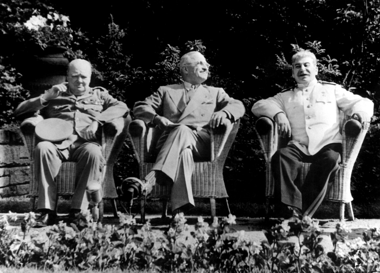 Потсдамская конференция, 17 июля 1945 года. Слева направо: Уинстон Черчилль, Гарри Трумэн, Иосиф Сталин