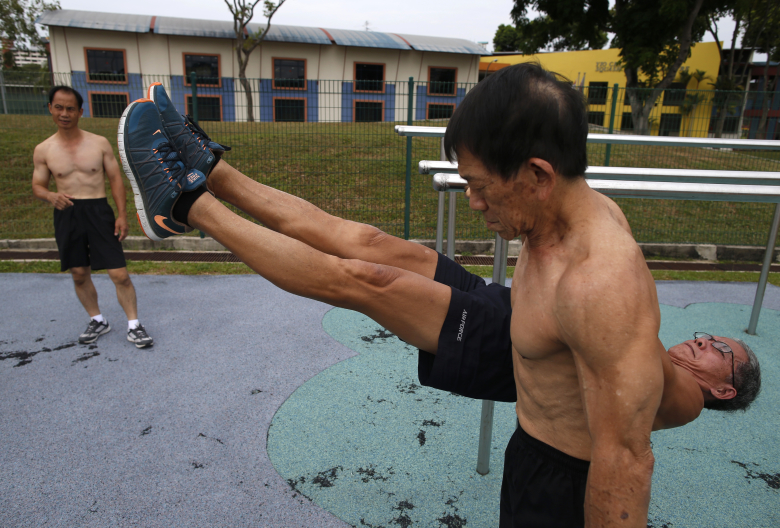 Жители Сингапура занимаются спортивной гимнастикой. Фото: Edgar Su / Reuters