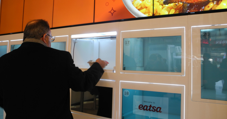 Клиент забирает готовый заказ в автоматизированном ресторане быстрого питания Eatsa в Нью-Йорке. Фото:  Johannes Schmitt-Tegge / DPA / TASS