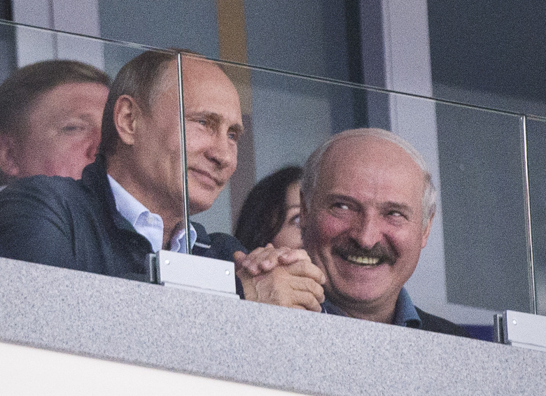 Владимир Путин и Александр Лукашенко во время хоккейного матча